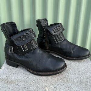 UGG moto boot so cute! Minor wear